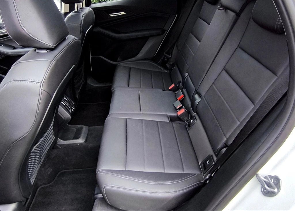 BMW Řada 2, 218d Luxury - 2