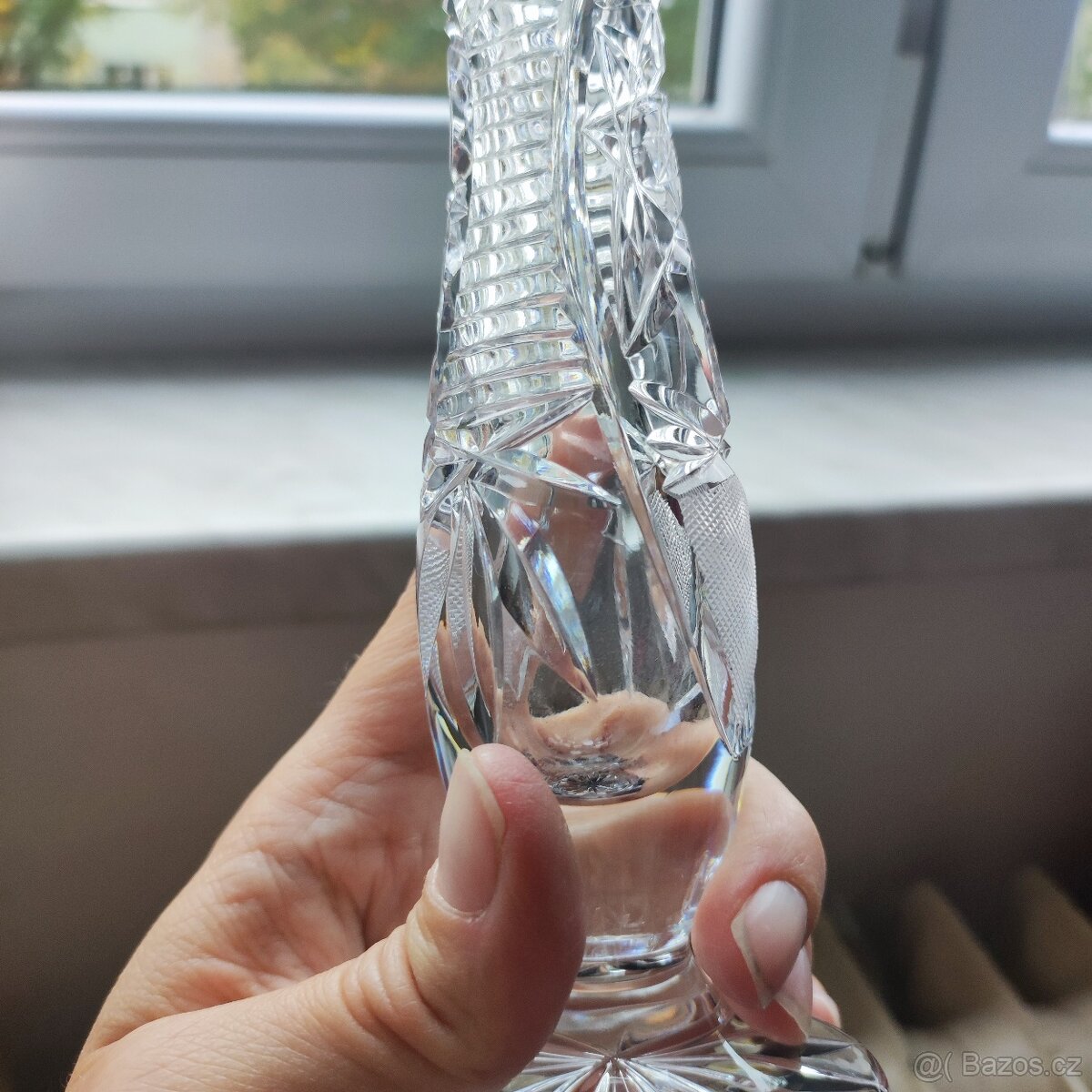 menší broušena váza na jeden květ - 2