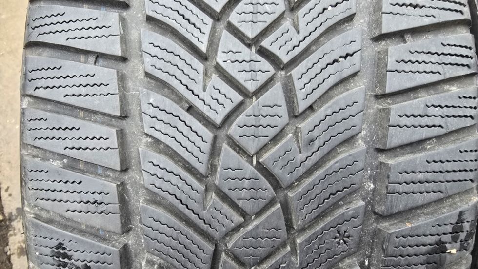 Zimní pneu 235/40/19 Good Year - 2