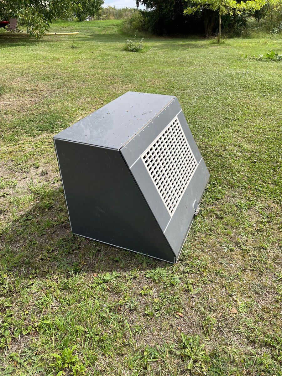Prodám přepravní box na psa do kufru auta - 2