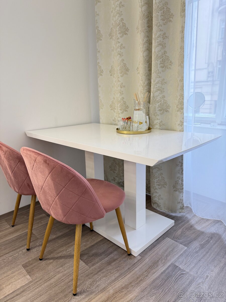 Jídelní stůl XXXLutz - 2