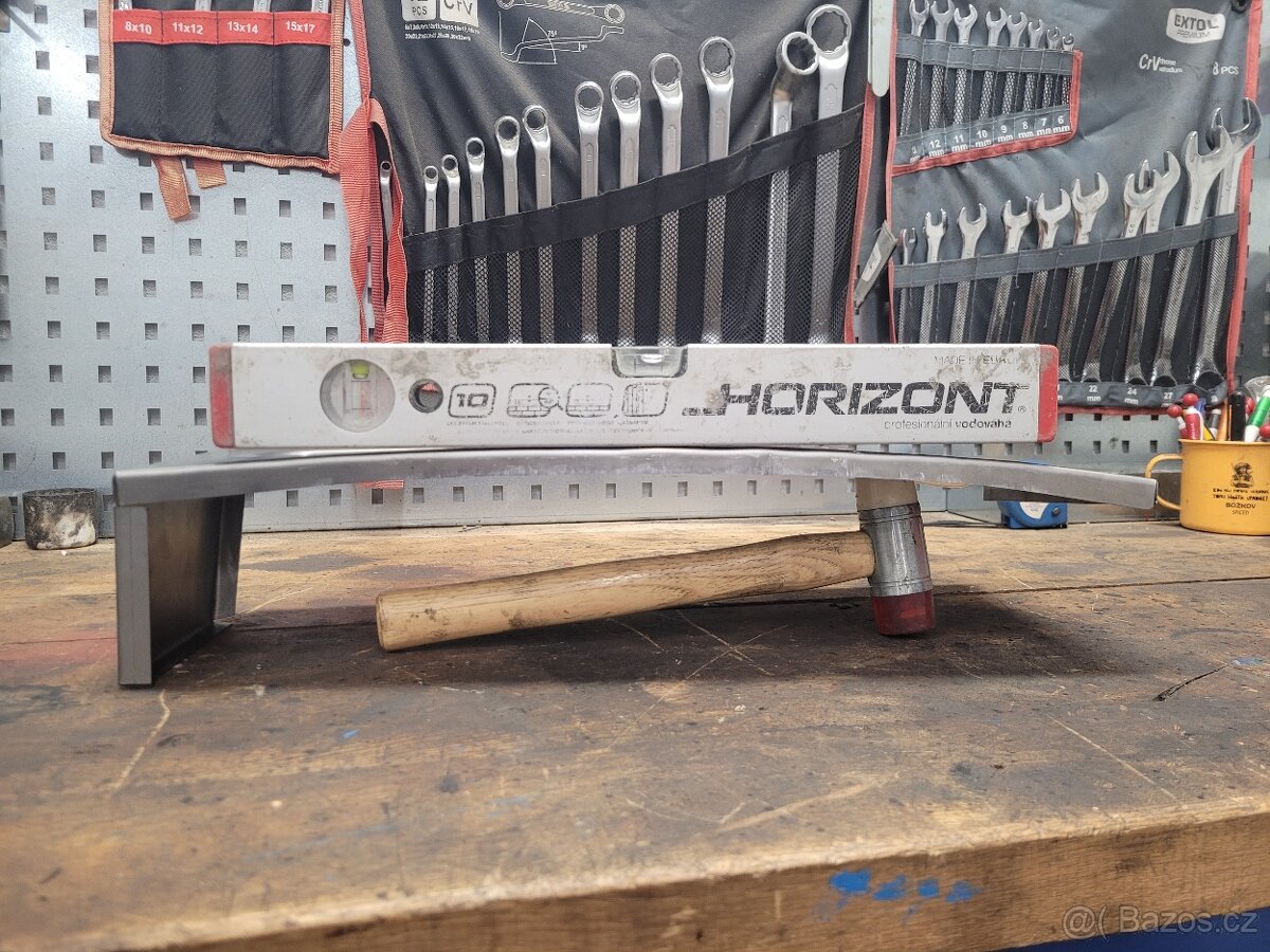 Tatra 148 podběh schodu vnější - 2