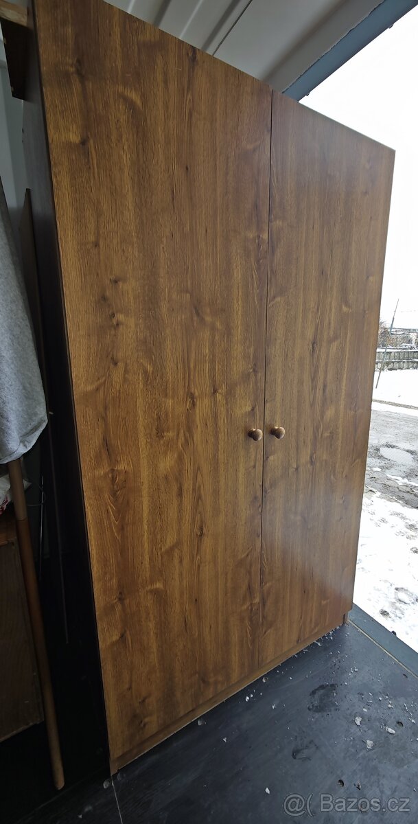 Prodám hnědou skříň - 2