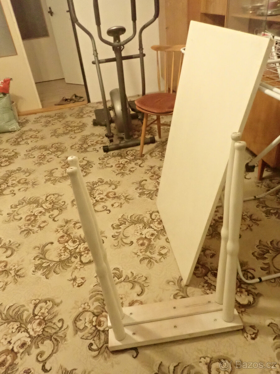 Bílý stůl nabízím - 2