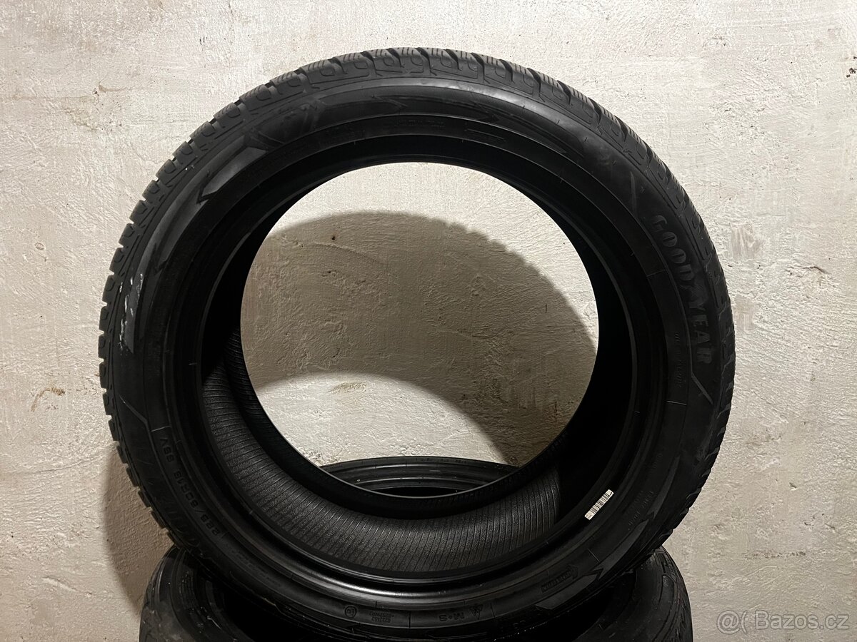 Zimní pneu Goodyear 225/50 R18 - 2