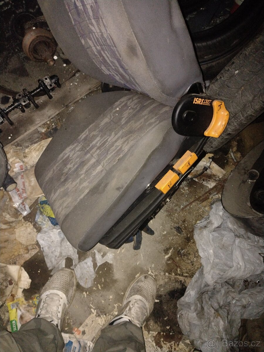 Sedačka na Nissan Atleon - 2