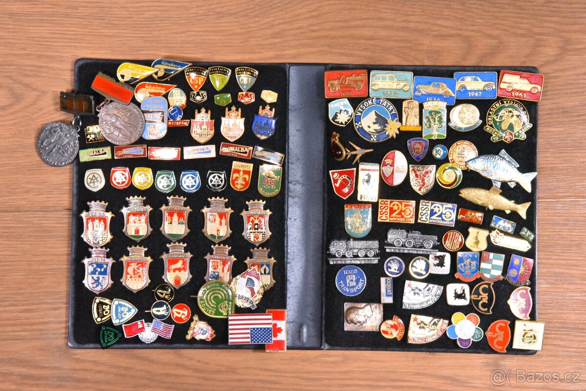 Staré retro album odznaků z roku 1980 - 2