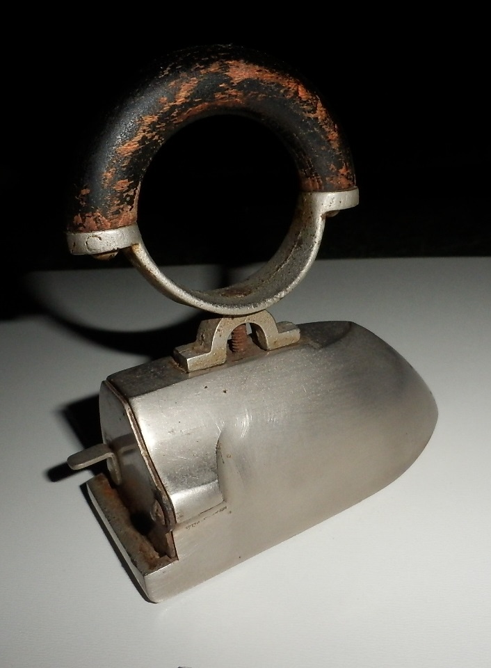 Starožitná menší žehlička s nahřívací cihličkou - 2