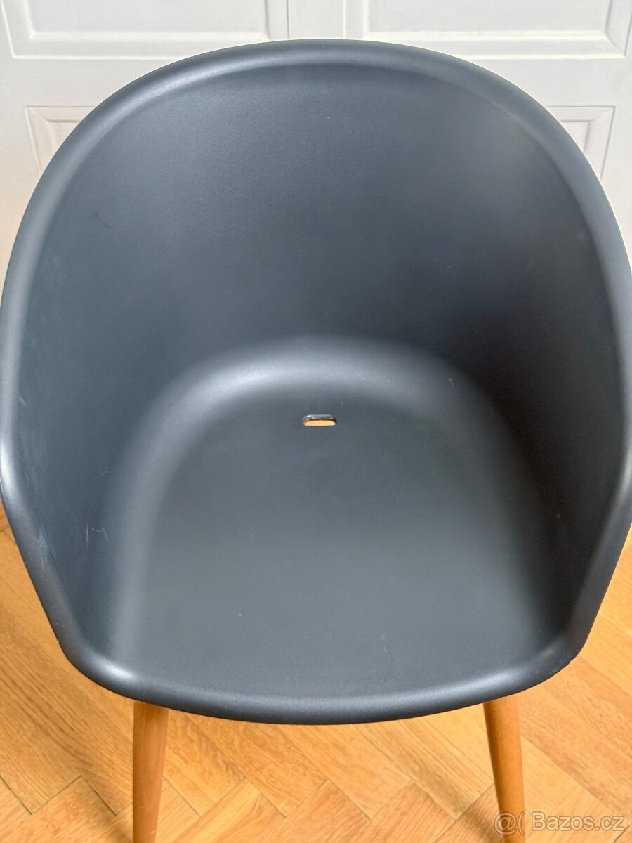 Šedá židle - 2