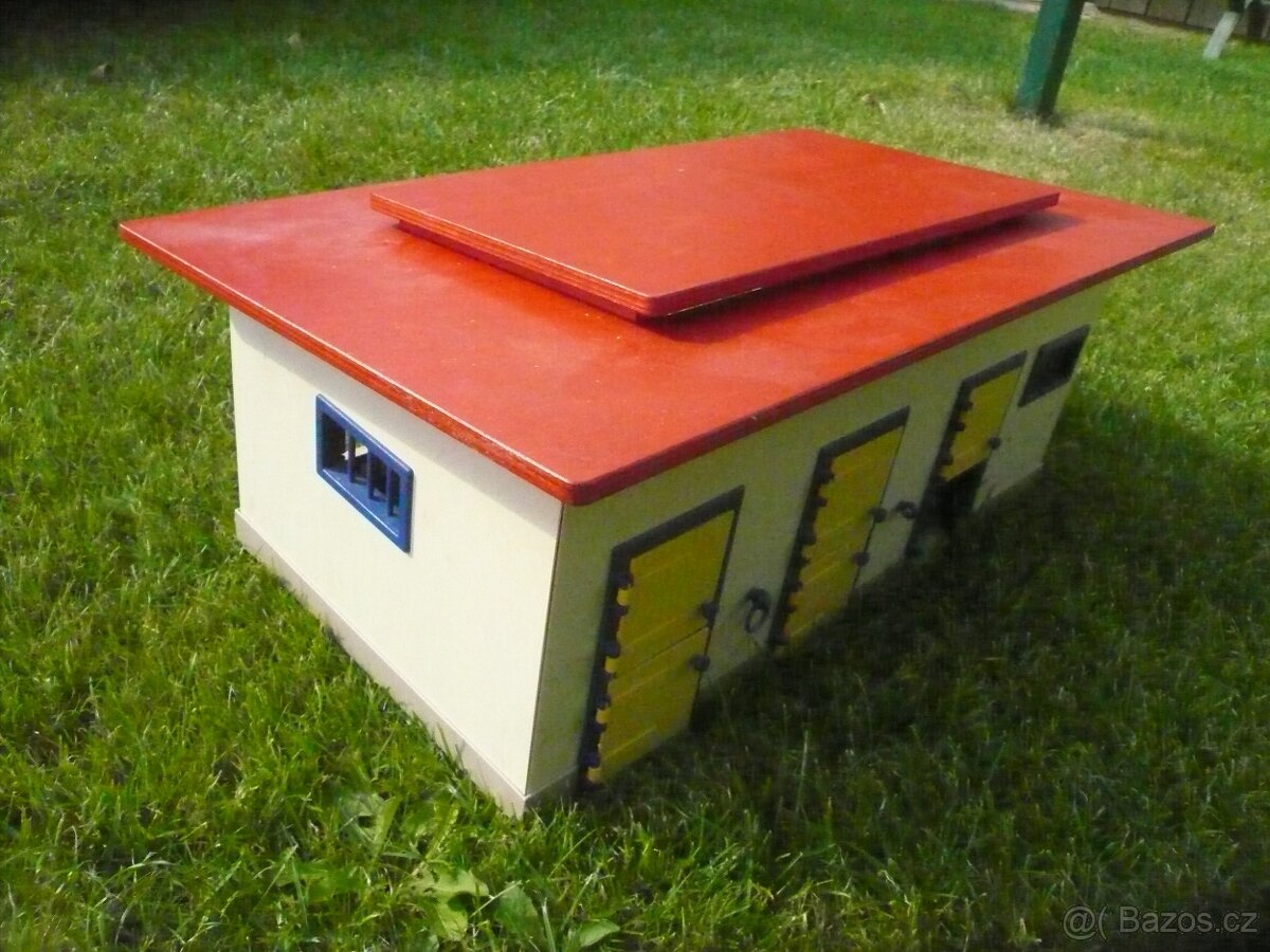 STÁJ PRO KONĚ ZN. SCHLEICH - 2