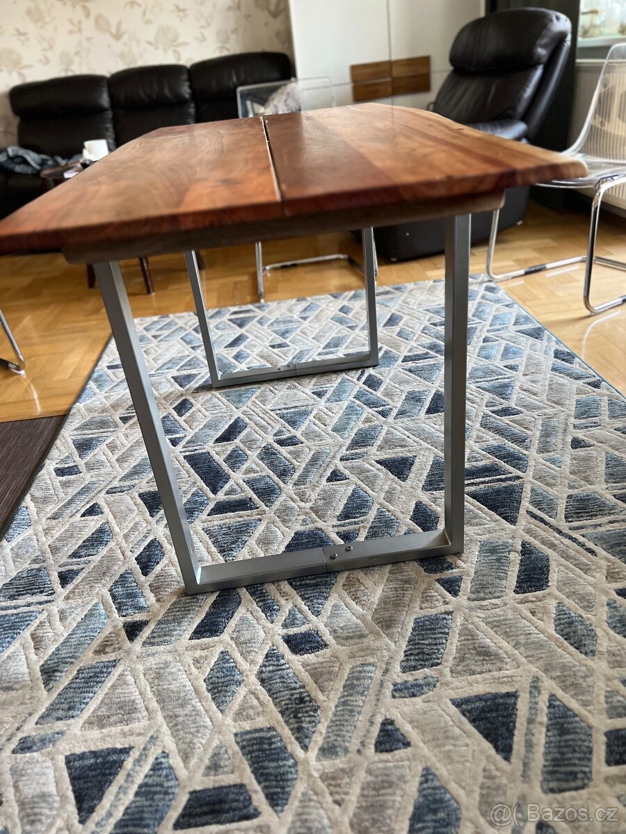 Masivní jídelní stůl - 2