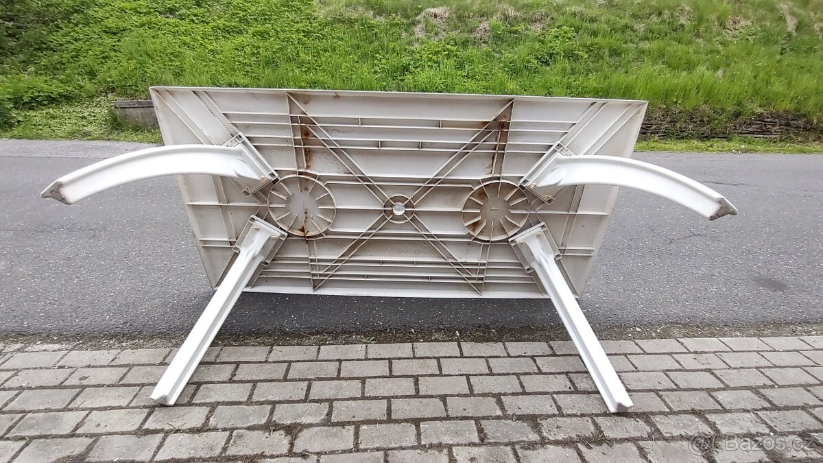 Kvalitní velký plastový stůl - 2