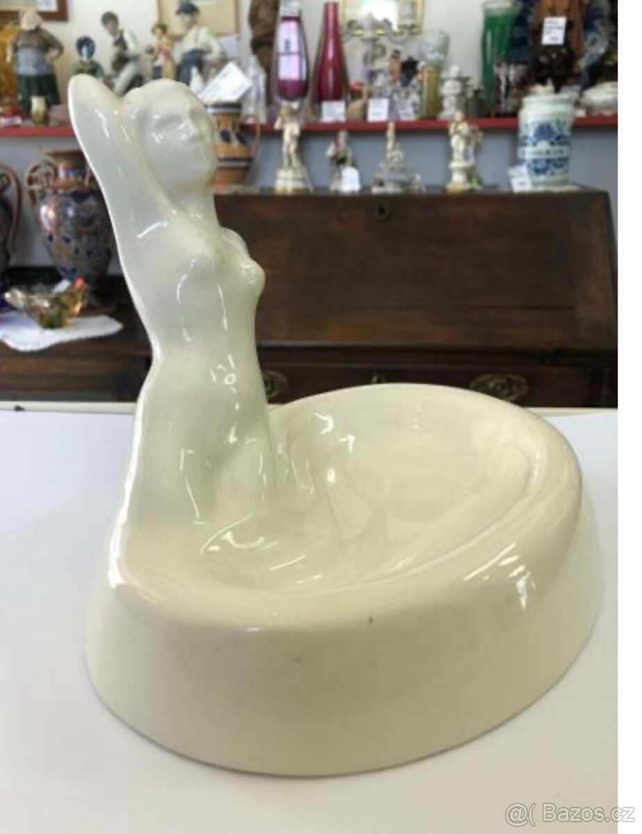 Porcelánová soška akt dívky - 2