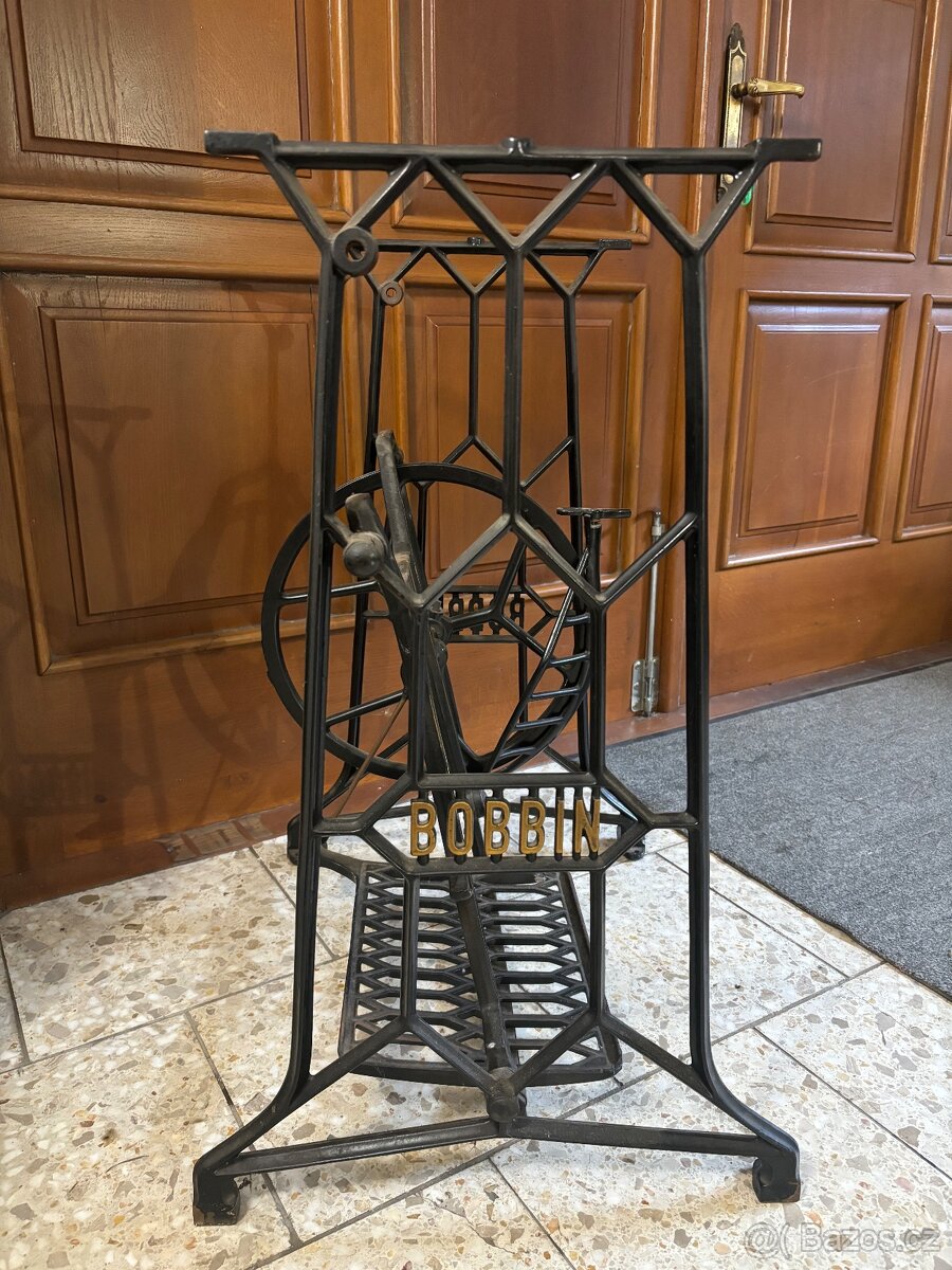 Litinové podstavce ze šicích strojů - 2