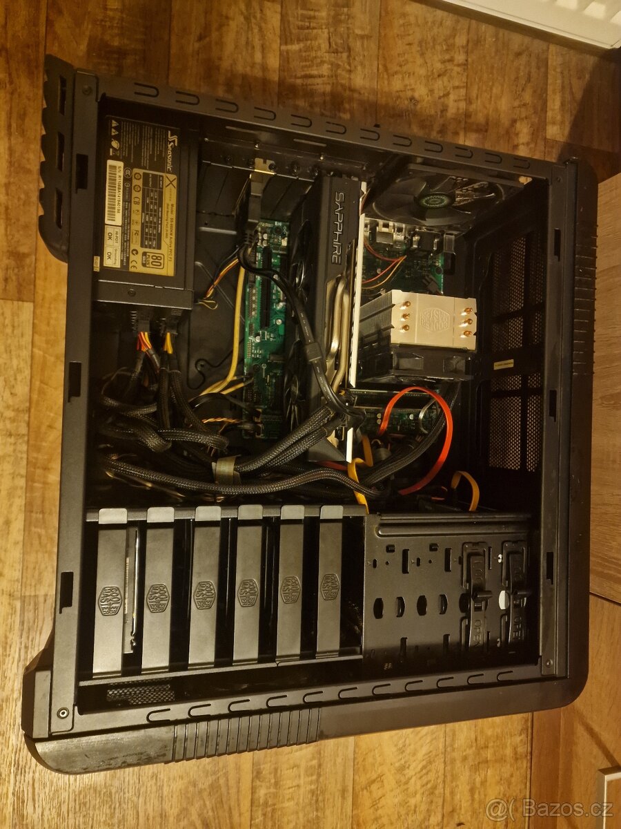 PC z monitorem a příslušenství - 2