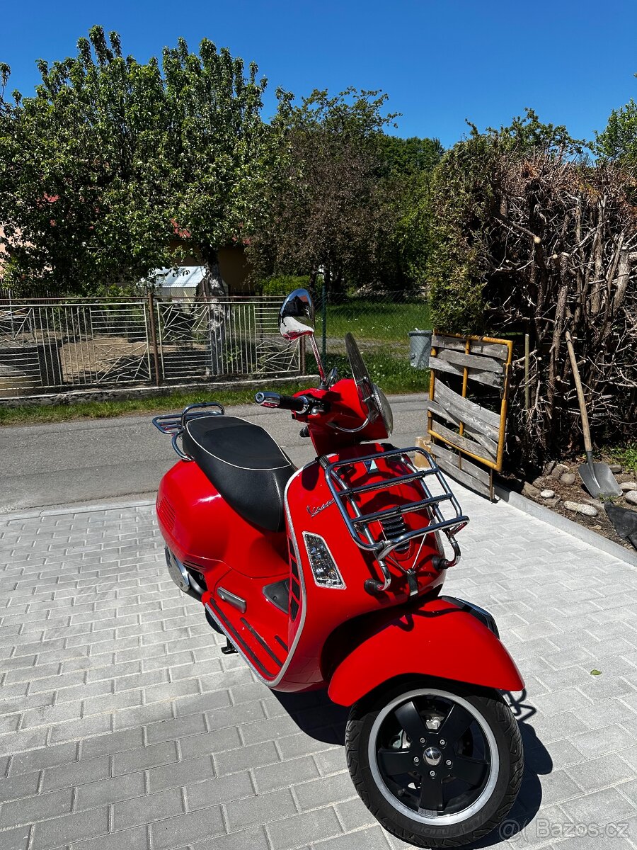 Piaggio Vespa 300GTS - 2