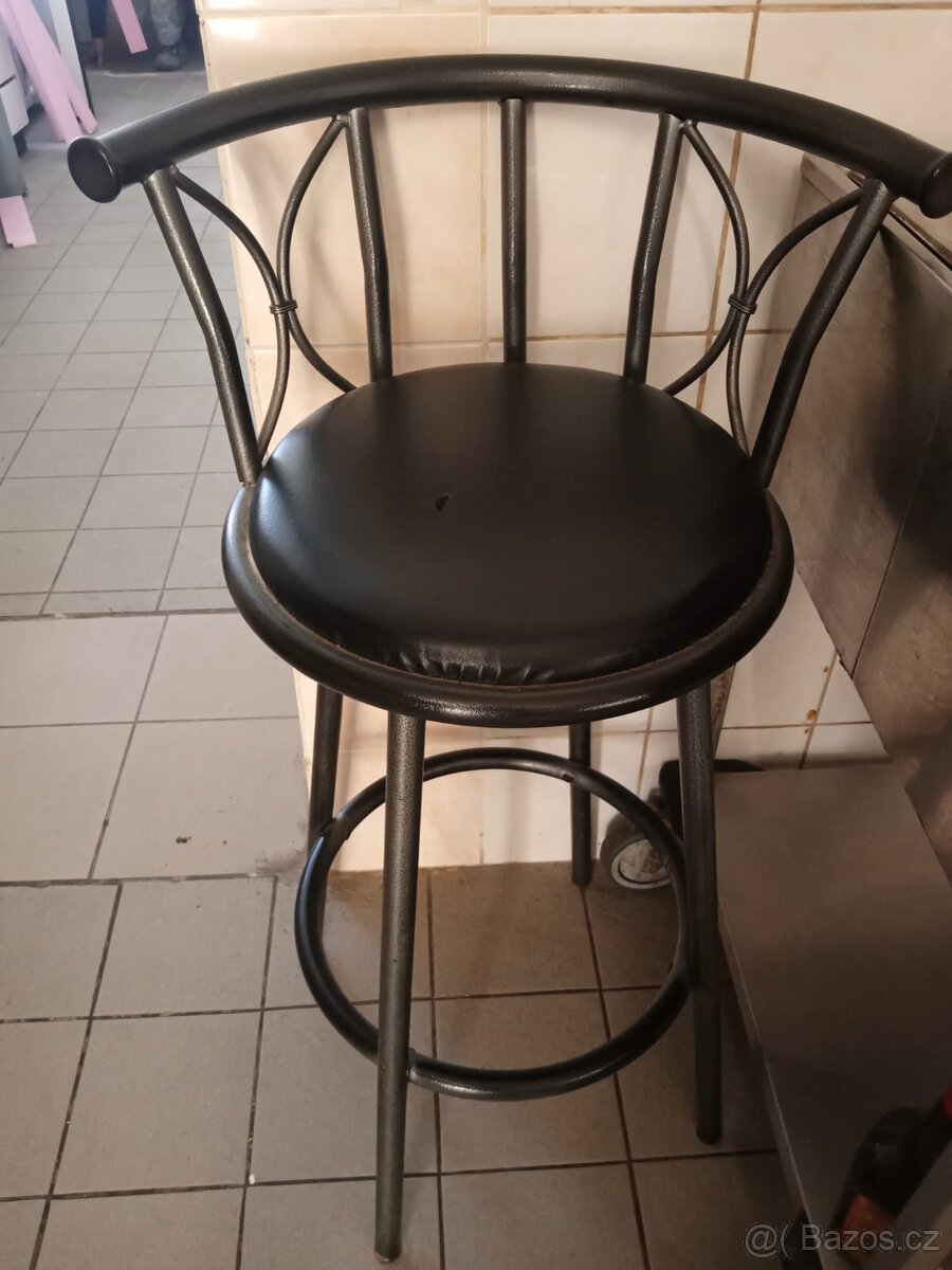 Dřevěný bar a dvě židle - 2