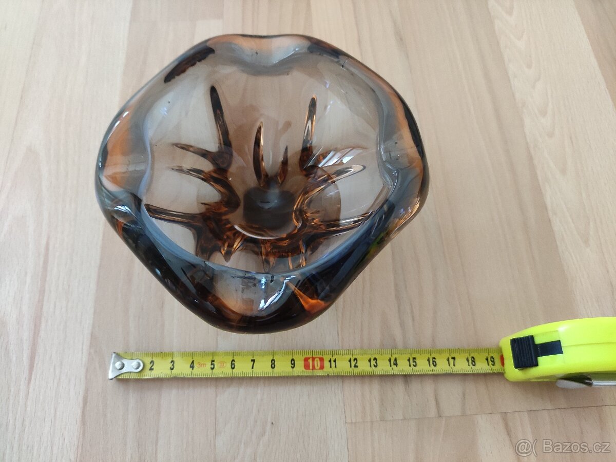 Popelník z litého skla. - 2