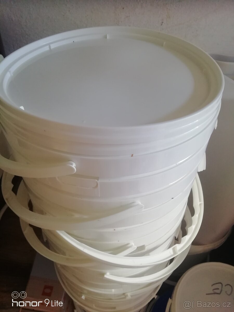 Plastové kyblíky s vikem 12 až 14 litrů - 2
