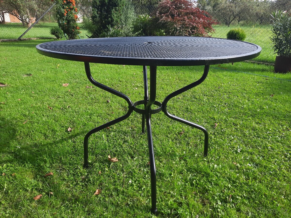 Kulatý kov.stůl tahokov+kryt prům.105 cm,v 75 cm 1790 kč. - 2