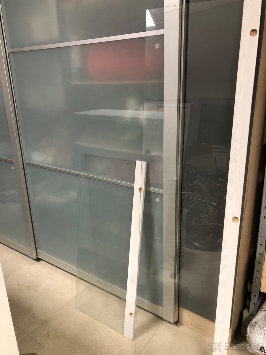 Skleněné dveře - police - 2