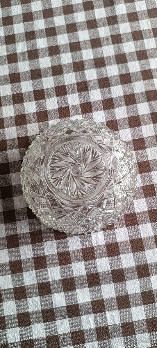 Skleněná miska s broušeným dekorem - 2