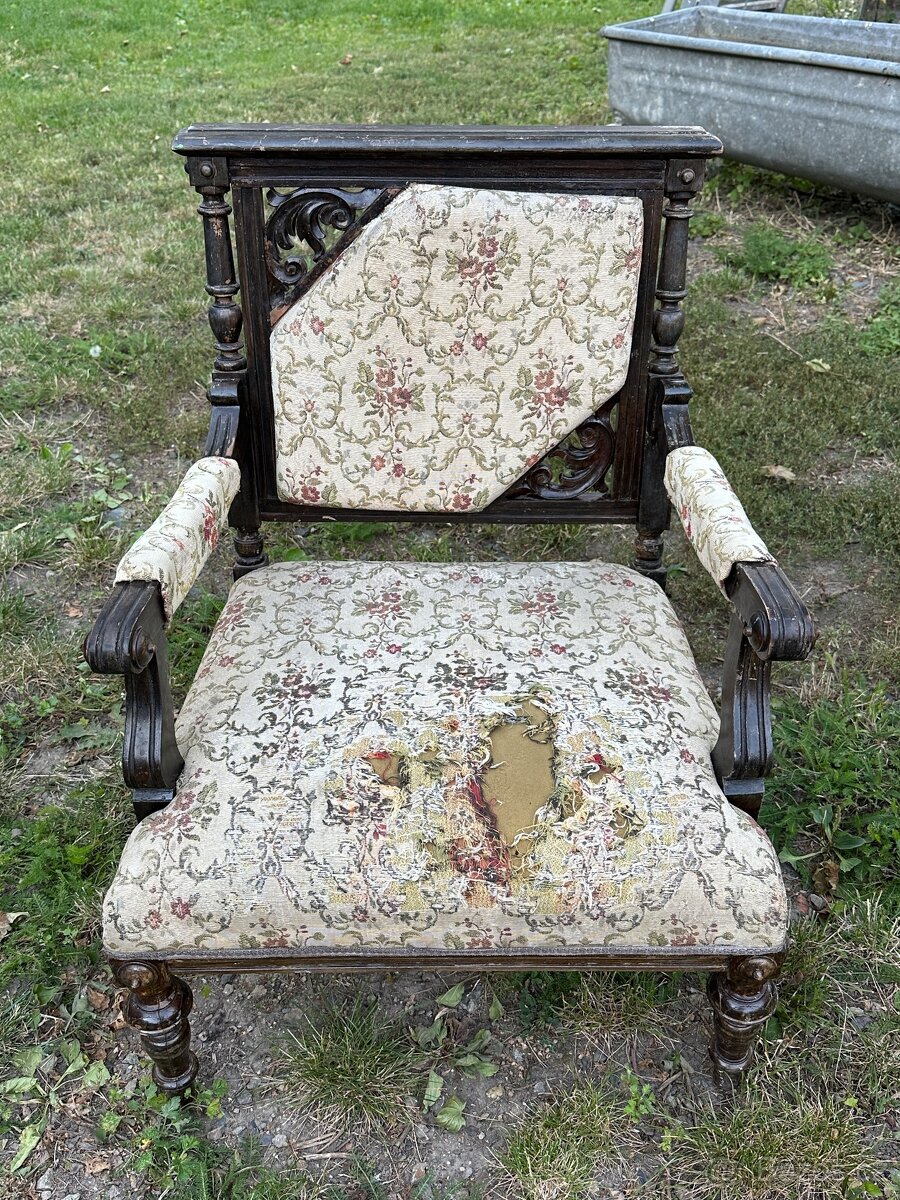 Krásně zdobené křesílko - 2