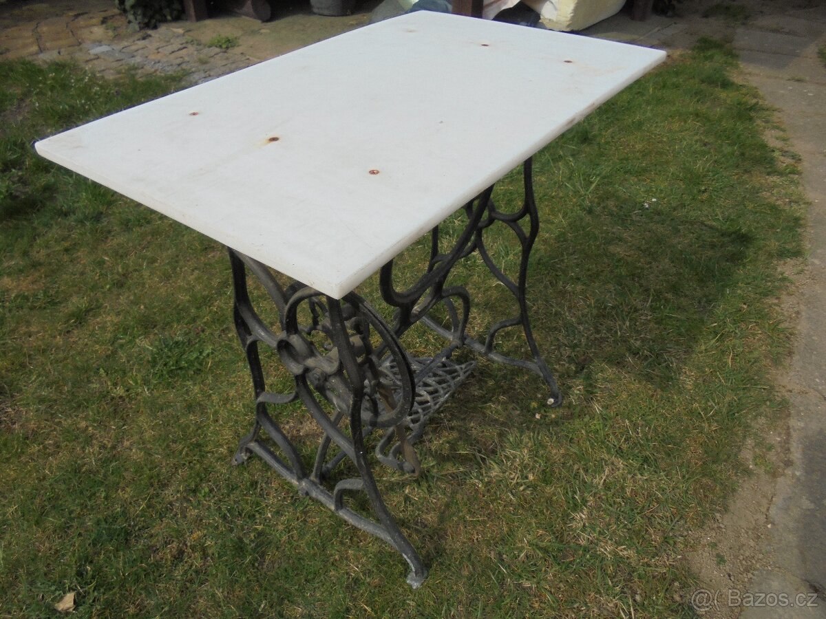 Stolek ze šicího stroje. - 2