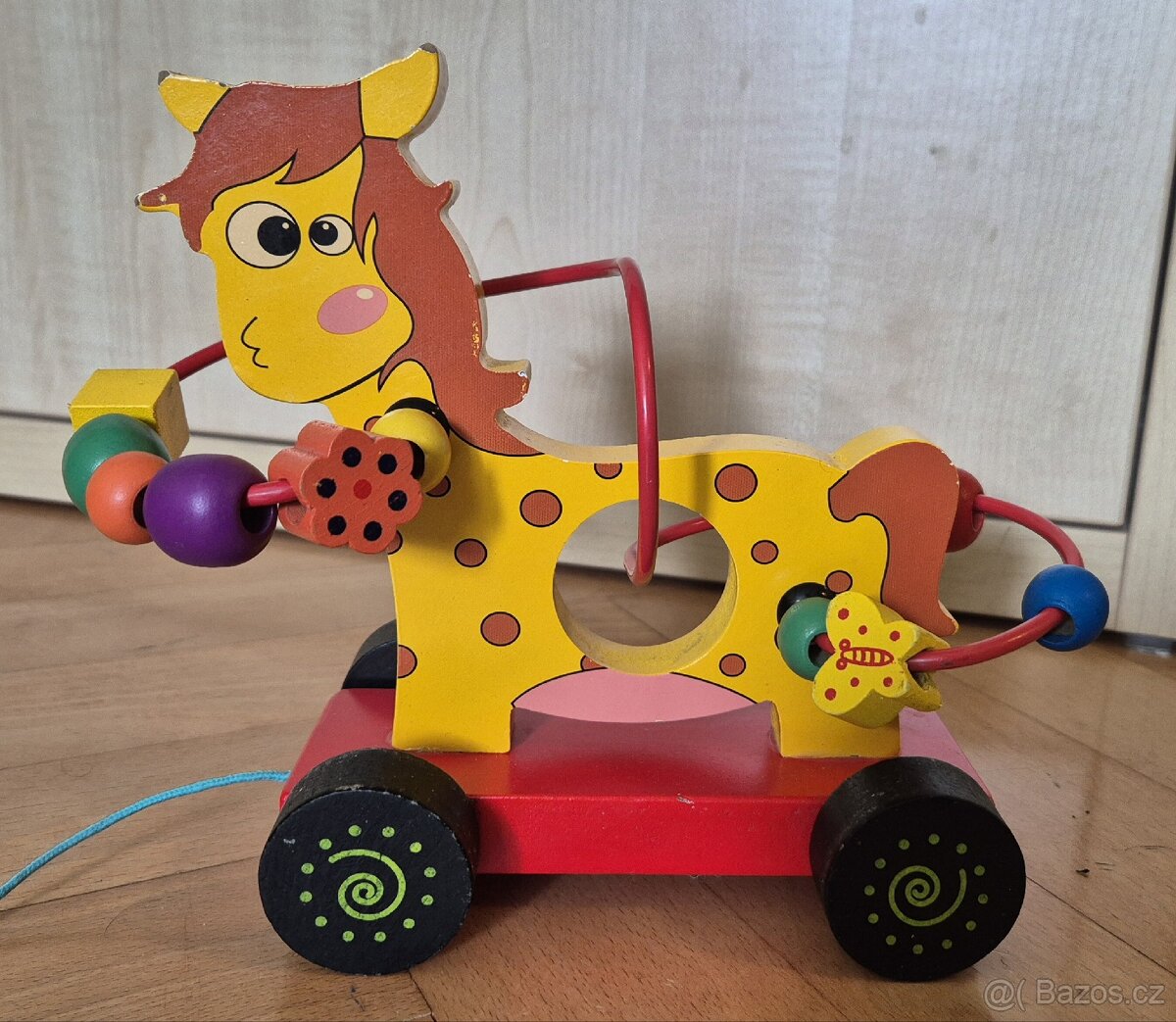 Dřevěný tahací kůň s korálkovým bludištěm. - 2