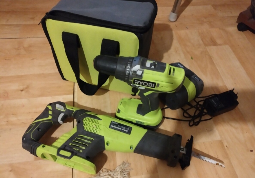 Aku vrtačka +dvě baterie + nabíječka - 2