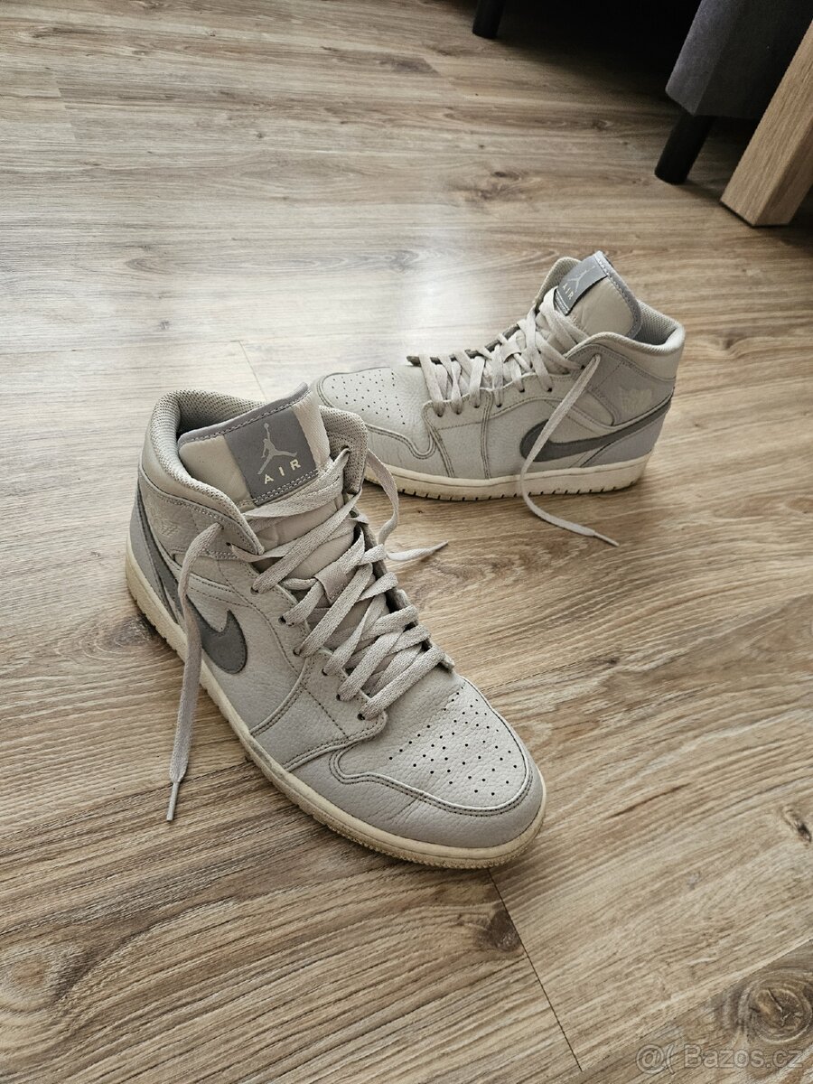 NIKE AIR JORDAN 1 MID - 2