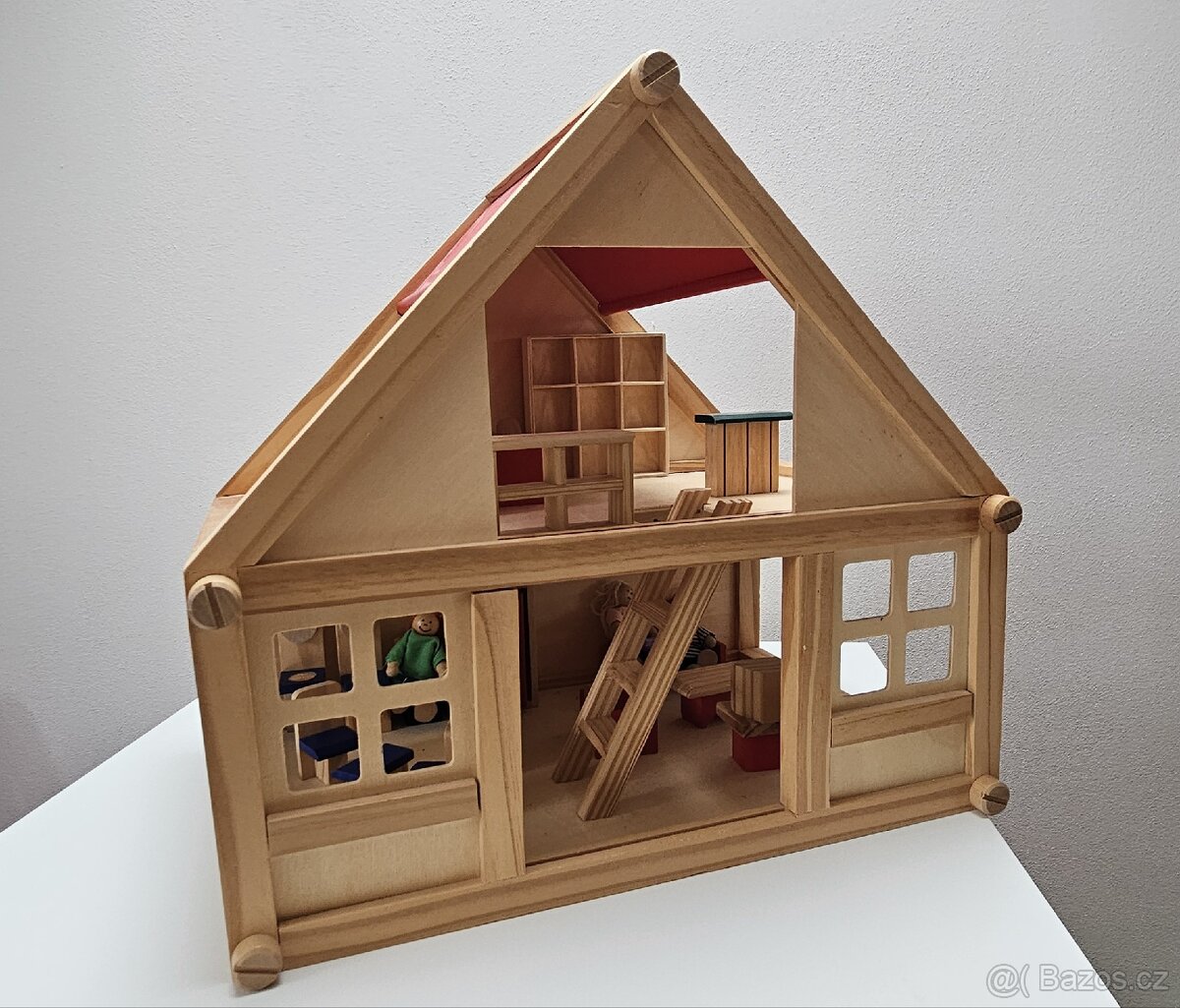 Dreveny domecek pro panenky - 2