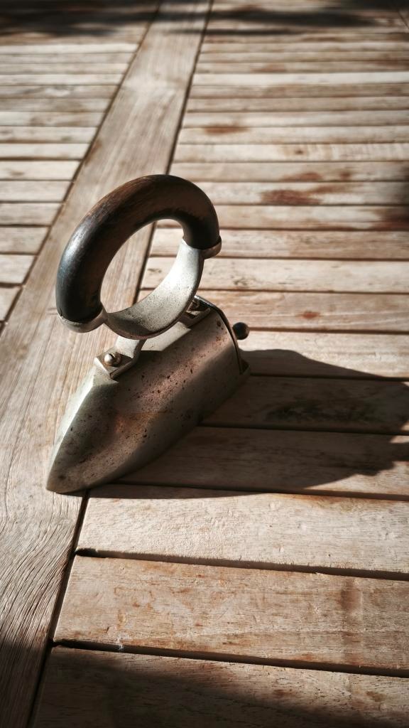 Stará žehlička malá - 2