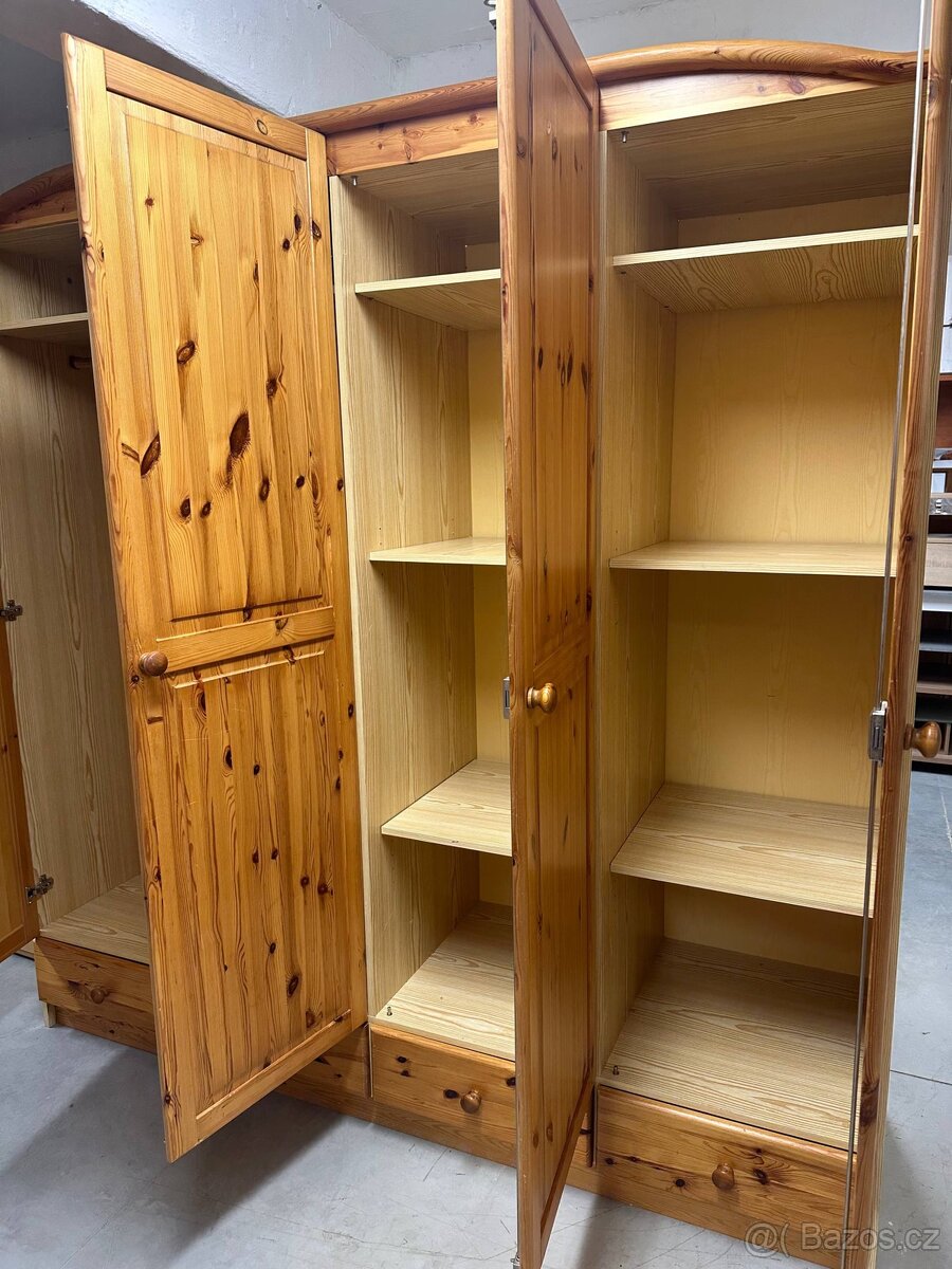 Dřevěná šatní skříň - 2