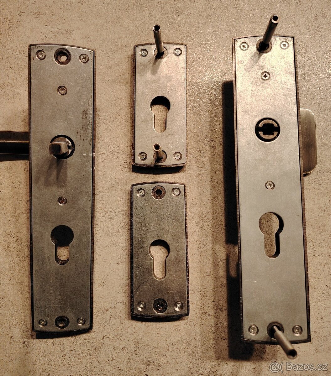 Bezpečnostní kování.Roteč-72mm. - 2