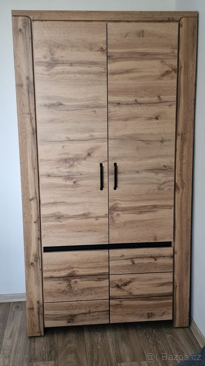 Komody a šatní skříň - 2