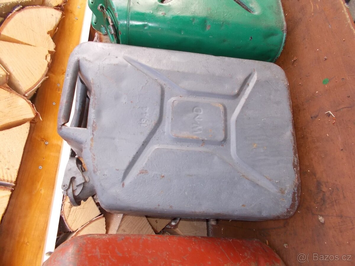 Staré vojenské kanystry 3X - 2