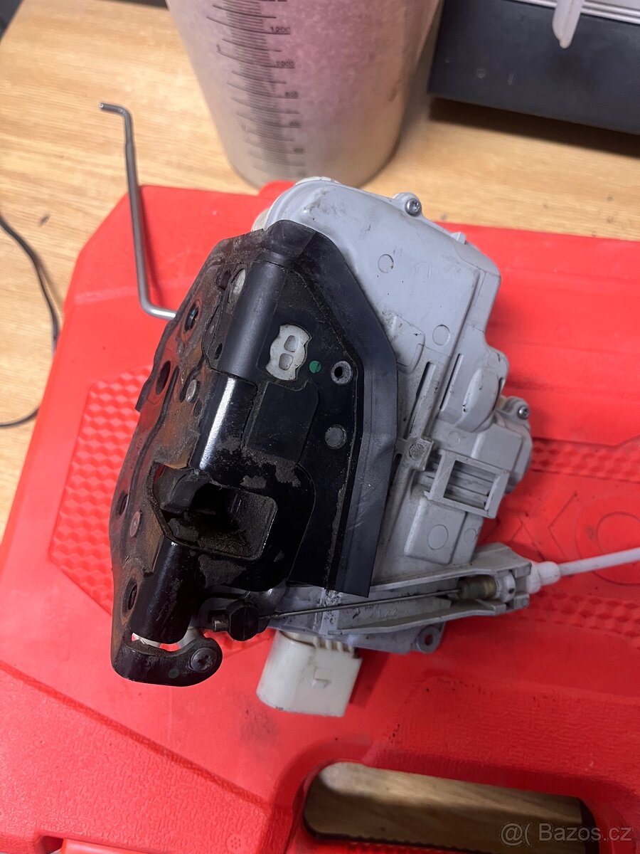 Zámek levých předních dveří audi a3 8pa - 2