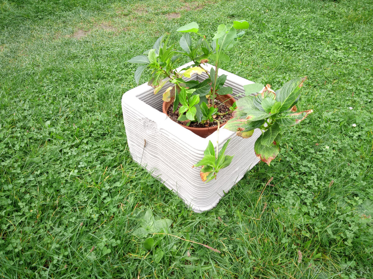 Betonový květináč - 2