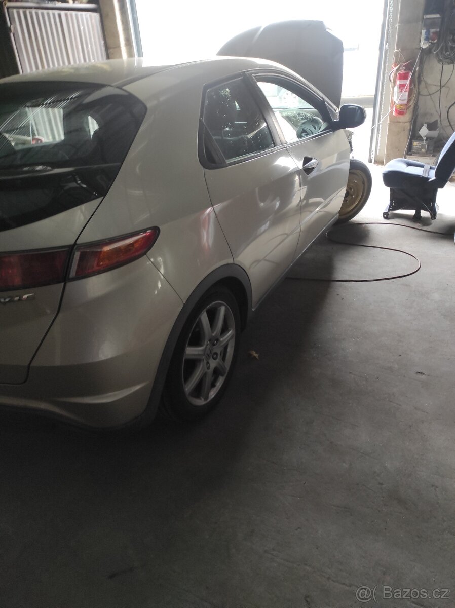 Honda Civic 8 ufo - 2