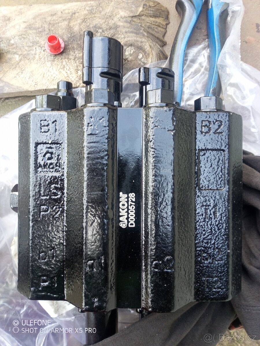 2x Elektro hydraulicky rovadec na nakladac - 2