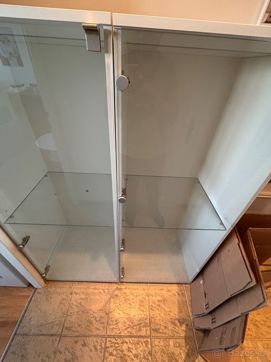 Vitríny s tvrzenými skly - 2