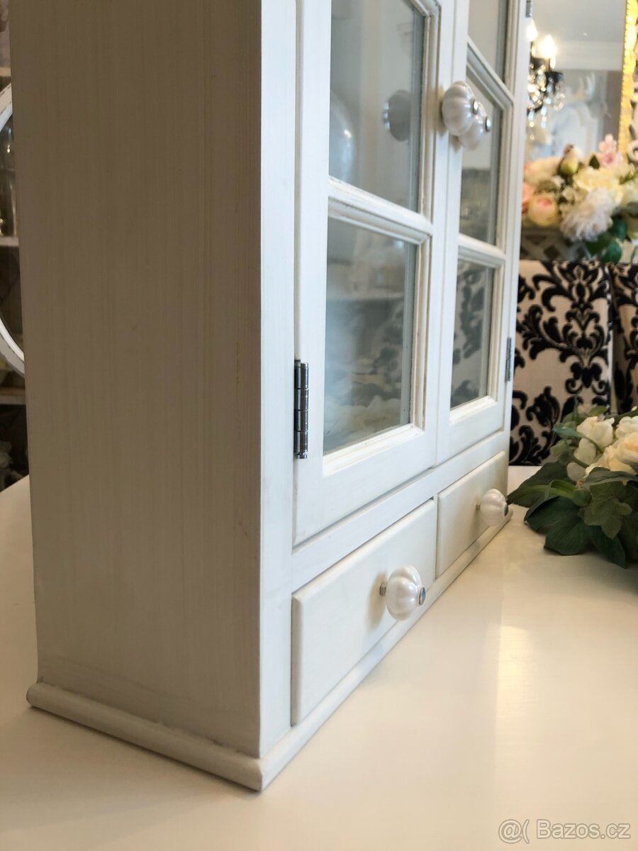 Závěsná skříňka na zeď v bílé barvě - 2