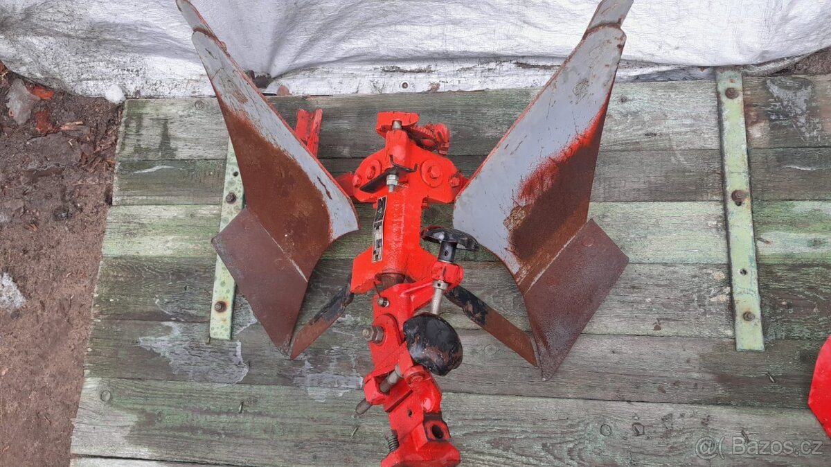 Nabízím oboustranný pluh a hrobkovací radlici na Teru - 2