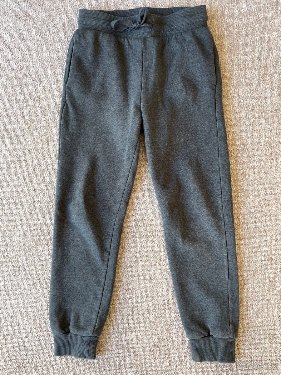 Prodám tepláky vel.134/140 zn.H&M - 2