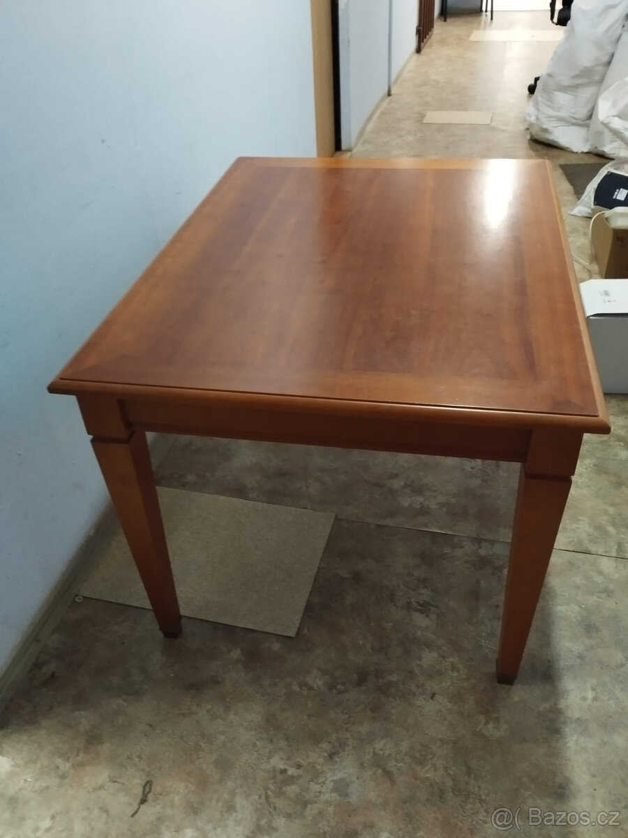 Hnědý jídelní stůl - 2