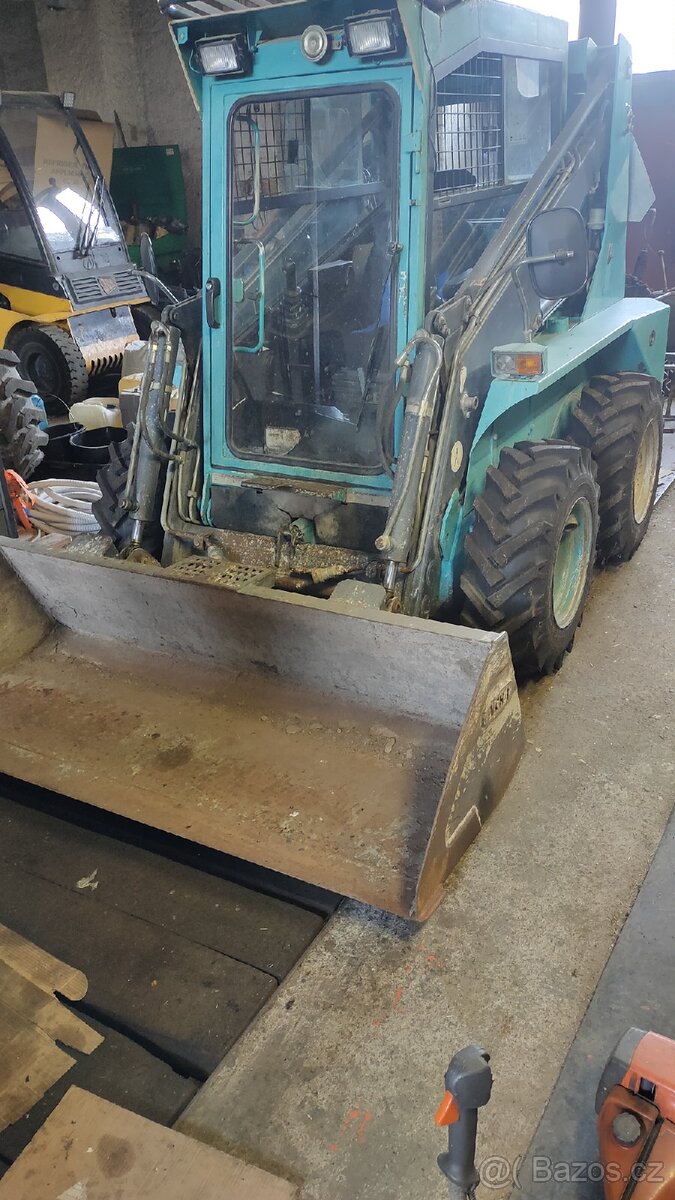 Smykový nakladač Locust 752 - 2