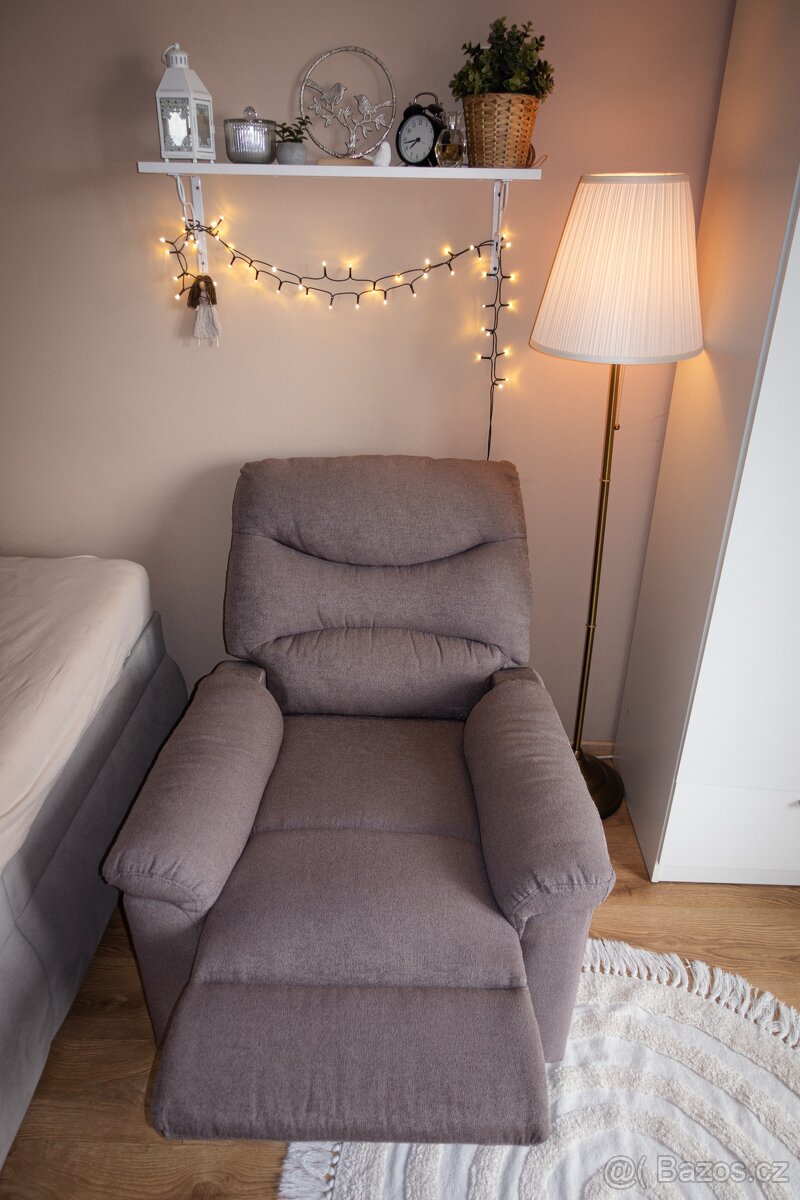 Zánovní šedé TV křeslo s manuálním polohováním - 2