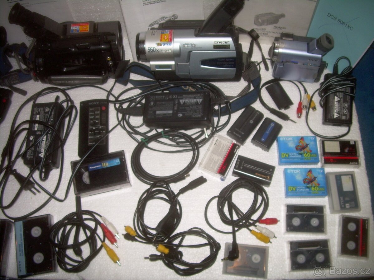 4 videokamery Sony Handycam + napáječe, kabely, kazety... - 2