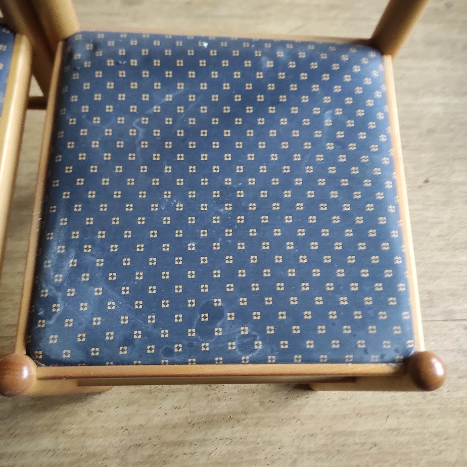 2 dřevěné židle s čalouněným sedákem - 2